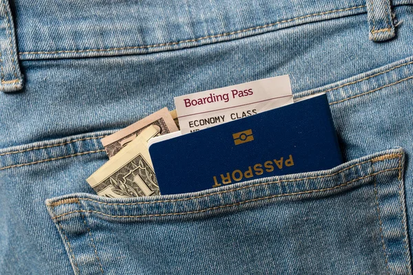 Dólares Pasaporte Azul Tarjeta Embarque Sus Pantalones Vaqueros Bolsillo Cerca —  Fotos de Stock