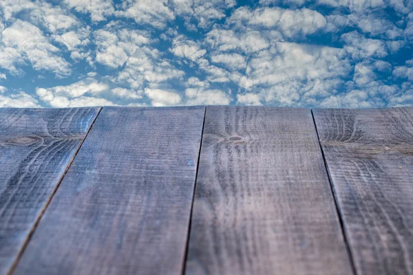 Tomma Träbord Och Vacker Blå Himmel Och Vita Moln Bakgrunden — Stockfoto