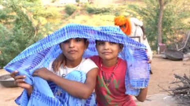 PUSHKAR, INDIA - 13 Kasım 2018: Çölde Hintli çocuklar Thar zamanında Pushkar Camel Mela kutsal şehir Pushkar, Rajasthan, Hindistan