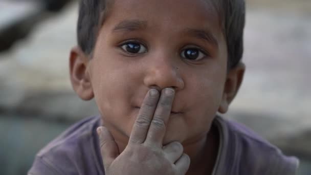 プシュカル インド 2018年11月14日 砂漠の中のインド人の少女タールオン時間プシュカル カメル メラ聖なる都市の近くプシュカル ラジャスタン州 インド — ストック動画