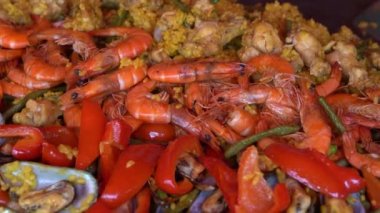 Kızartma tavasında İspanyol deniz ürünleri paella, midye, karides ve sebze. Deniz ürünleri paella arka planı, yakın plan, geleneksel İspanyol pilav yemeği.