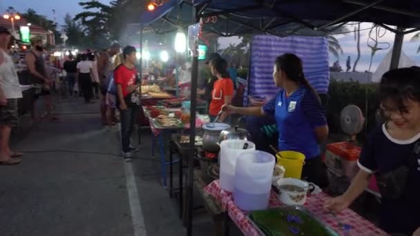 Koh Phangan Thailand December 2018 Street Food Thai Vendor Sells — Stockvideo