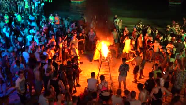 Koh Phangan Thailand January 2019年1月20日 在泰国Koh Phangan岛举行的满月派对上 男孩和女孩们带着篝火爬到横梁下 夜晚在沙滩上玩耍 — 图库视频影像