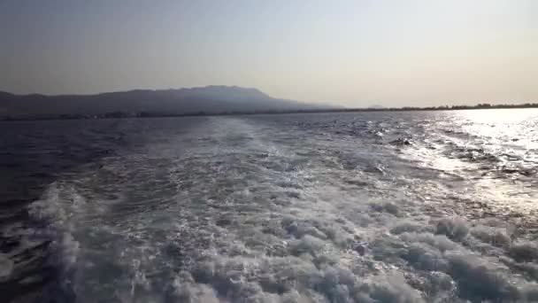 蓝海海浪与快艇唤醒泡沫的螺旋桨洗净 在船的运动过程中 溅落了几滴海水 旅行和性质的概念 — 图库视频影像