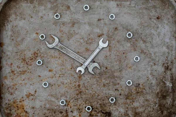 Two Wrenches Nuts Shape Clock Old Rusty Metal Surface Spanners — Stock Photo, Image