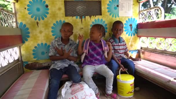 坦桑尼亚桑给巴尔 2019年11月3日 快乐的非洲儿童乘坐当地交通工具在坦桑尼亚桑给巴尔岛的达拉达拉 慢动作 — 图库视频影像