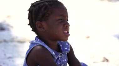 Zanzibar, Tanzanya - 08 Aralık 2019: Doğu Afrika, Tanzanya 'daki Zanzibar adasındaki tropikal plajda genç Afrikalı kız