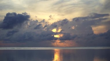 Hint Okyanusu üzerinde Tanzanya 'nın Zanzibar adasında, Doğu Afrika' da güzel bir gündoğumu. Seyahat ve doğa kavramı. Sabah gökyüzü, bulutlar, güneş ve deniz suyu