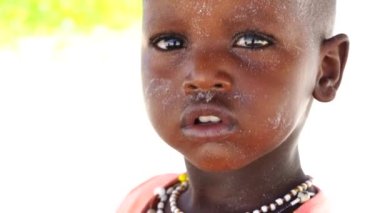 Zanzibar, Tanzanya - 12 Aralık 2019: Afrika masajı çocukları Zanzibar adasındaki tropik plajda, Tanzanya, Doğu Afrika