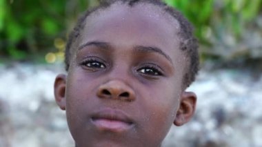 Zanzibar, Tanzanya - 12 Aralık 2019: Doğu Afrika, Tanzanya 'daki Zanzibar adasındaki tropik plajda genç Afrikalı kız