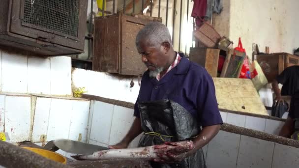 Zanzibar Tanzania November 2019 African Men Prepare Sell Fresh Sea — стокове відео