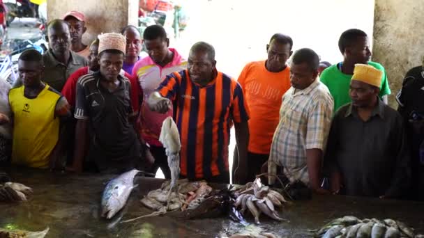 Занзібар Танзанія Листопад 2019 Африканські Чоловіки Продають Свіжу Морську Рибу — стокове відео