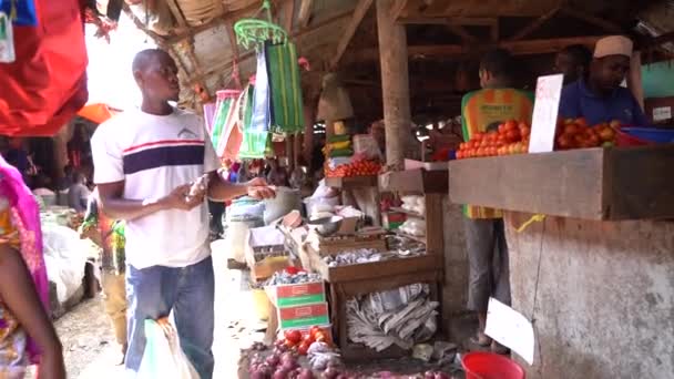 Zanzibar Tanzania November 2019 Afrikaner Den Lokala Livsmedelsmarknaden Zanzibar Tanzania — Stockvideo