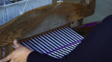 Yaşlı kadınların ahşap dokuma tezgahlarında ve ipek ya da pamuk kumaş üreten ipliklerle çalıştığı el sanatları köyünde geleneksel Vietnamlı tekstil üretimi. Sapa bölgesi, Kuzey Vietnam, kapatın.
