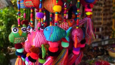 Hoi An, Vietnam 'daki yerel bir markette satılık renkli el yapımı eşyalar.