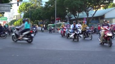 Ho Chi Minh, Vietnam - 21 Mart 2020: Ho Chi Minh, Vietnam şehir merkezindeki caddede motosiklet trafiği
