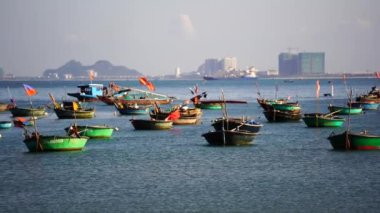 Vietnamlı geleneksel yuvarlak balıkçı, Danang, Vietnam yakınlarındaki açık denizde bambu botlar dokudu. Buna Thung Chai de denir.