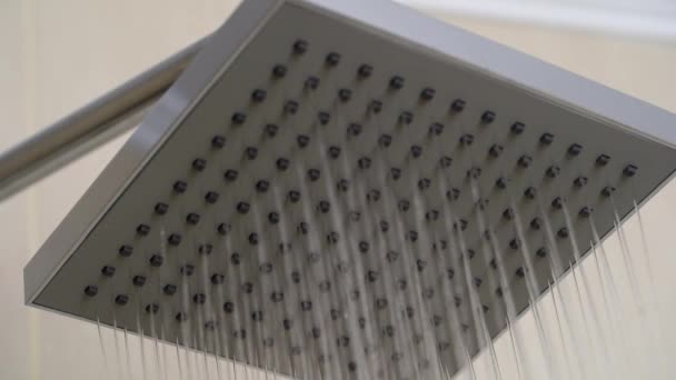 Woda Płynąca Głowicy Prysznicowej Łazience Beżowym Tłem Płytek Proste Stylowe — Wideo stockowe