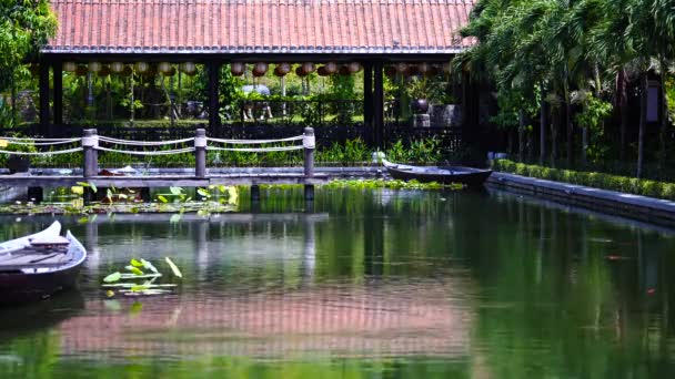 Dřevěný Člun Rybníku Mola Tropické Zahradě Danang Vietnam Cestovní Přírodní — Stock video