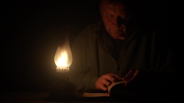 Homem Livro Luz Uma Lâmpada Querosene Noite Perto — Vídeo de Stock