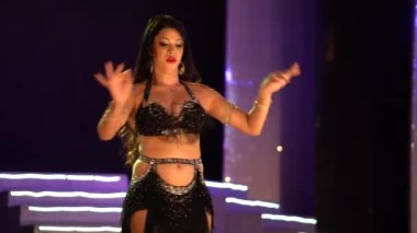 Sharm El Sheikh, Mısır - 28 Mayıs 2021: Sharm El Sheikh, Güney Sina, Mısır 'daki sokak restoranında genç bir kadın turistler için dans ediyor