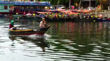 Hoi An, Vietnam - 29 Haziran 2020 Hoi Nehri kıyısındaki ahşap teknelerin görüntüsü Eski bir kasaba, Vietnam