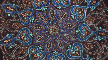 Dekoratif seramik tabak, siyah, mavi ve altın renkli, arka planda boyalı, yakın plan, üst manzara, döndürme. Akrilik boyalarla boyanmış dekoratif porselen tabaka, el işi, nokta boyası.