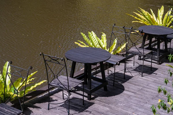 マレーシアのボルネオ島の美しい景色を望む湖の近くの熱帯の庭の裏庭の椅子とテーブル クローズアップ — ストック写真