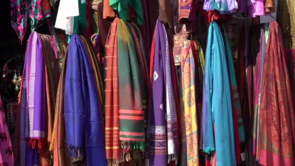 Συλλογή Πολύχρωμα Ρούχα Προς Πώληση Στην Τοπική Αγορά Του Δρόμου — Αρχείο Βίντεο