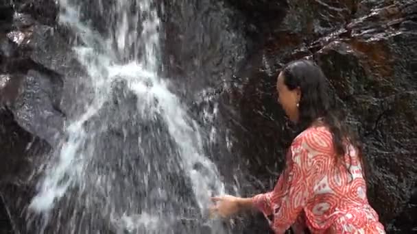 Młoda Kobieta Turkusowej Wodzie Kaskadowego Wodospadu Głębokim Tropikalnym Lesie Deszczowym — Wideo stockowe