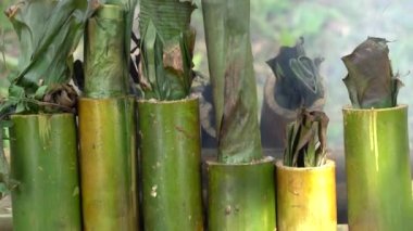 Geleneksel yemeklerde bambu pilavı yakmak, Asya yemekleri. Ubud, Bali Adası, Endonezya. Kapatın. Yapışkan pirinç ve tatlı hindistan cevizi sütü.