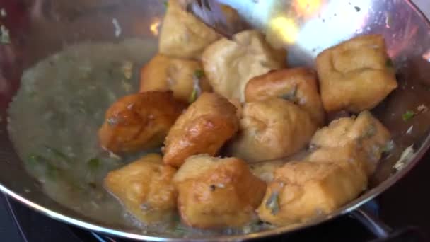 Serpenyő Apróra Vágott Fokhagymával Zöld Chilipaprikával Tofuval Főzőlapon Közelről Indonézia — Stock videók