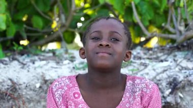 Zanzibar, Tanzanya - 12 Aralık 2019: Doğu Afrika, Tanzanya 'daki Zanzibar adasındaki tropik plajda genç Afrikalı kız