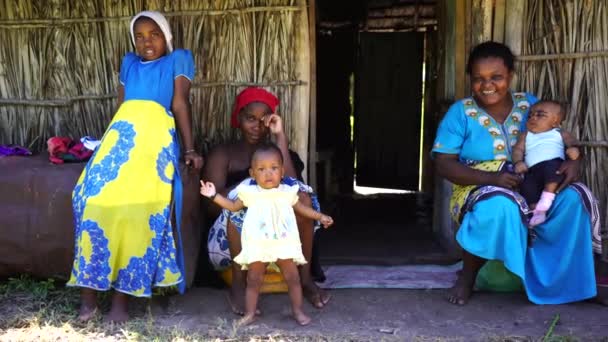 Zanzibar Tanzania December 2019 Afrikansk Familj Sitter Nära Ett Halmhus — Stockvideo