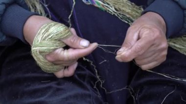 Vietnamlı bir kadının elleri, Sapa bölgesindeki yerel bir dağ köyünde iplik dokuyor.