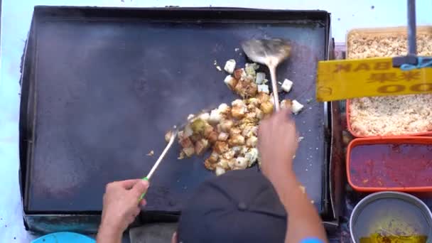 Άνθρωπος Που Μαγειρεύει Κινέζικο Παραδοσιακό Ορεκτικό Είναι Chai Taw Kway — Αρχείο Βίντεο