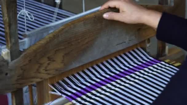 Hagyományos Vietnami Textilgyártás Kézműves Faluban Ahol Öregasszonyok Szövőgépeken Dolgoznak Fonalat — Stock videók