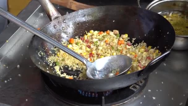 Chef Vietnamita Cocina Arroz Frito Con Verduras Carne Mercado Callejero — Vídeo de stock