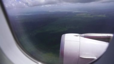 Bulutlu uçak türbini ve gökyüzü, Kota Kinabalu, Borneo adası, Malezya yakınlarındaki pencereden uçan uçağın görüntüsü,