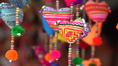 Sapa, Vietnam 'daki yerel sokak pazarında satılık renkli el yapımı eşyalar.