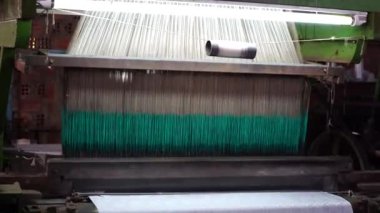 Kumaş ipeği fabrikasında çalışan bir spin makinesi, yakın çekim. Dalat, Vietnam yakınlarındaki ipek iplik ve kumaş fabrikası.