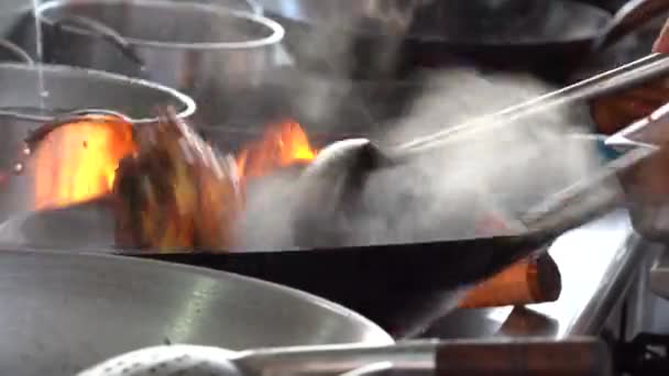 Μαλαισιανός Πωλητής Μαγειρεύει Street Food Ένα Μεγάλο Τηγάνι Στη Νυχτερινή — Αρχείο Βίντεο