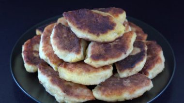 Patates kekleri, Ukrayna 'ya özgü bir isim olan patatesler, doldurulmuş mantarlar, et ya da kremalı peynir siyah arka planda sebze yağında kızartılıyor, kapanıyor, dönüyor. Geleneksel Ukrayna mutfağı