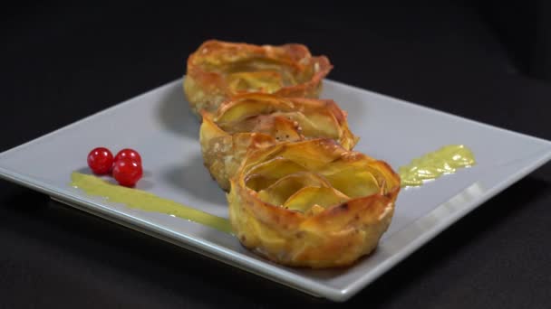 Patata Horno Forma Flor Servida Plato Gira Cerca Fondo Negro — Vídeos de Stock