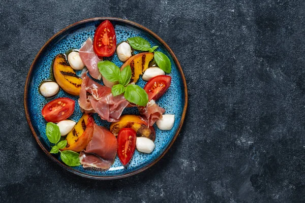 Grilled Peach Salad Mozzarella Prosciutto Ham Red Tomato Green Basil — Stockfoto