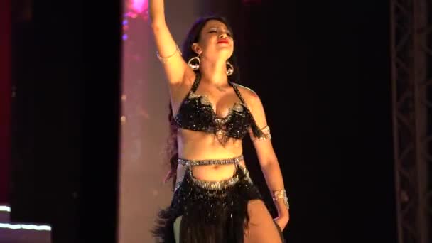 Sharm Sheikh Egypte Mai 2021 Jeune Femme Danse Pour Les — Video