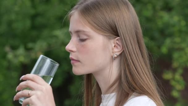 Portrait Young Girl Who Drinks Mineral Water Glass Nature Smiles — 비디오