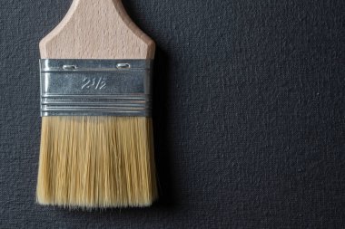 Siyah arkaplanda boya fırçası, üst görünümde, kapat, kopyala