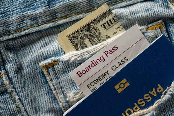 Dollari Passaporto Blu Carta Imbarco Nei Jeans Tasca Vicino Concetto — Foto Stock