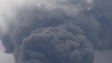 Ukrayna ve Rusya arasındaki savaş sırasında gökyüzünü yoğun siyah duman kaplıyor. Ukrayna 'da bir felaket. Rusya 'nın Ukrayna' ya karşı giriştiği saldırı